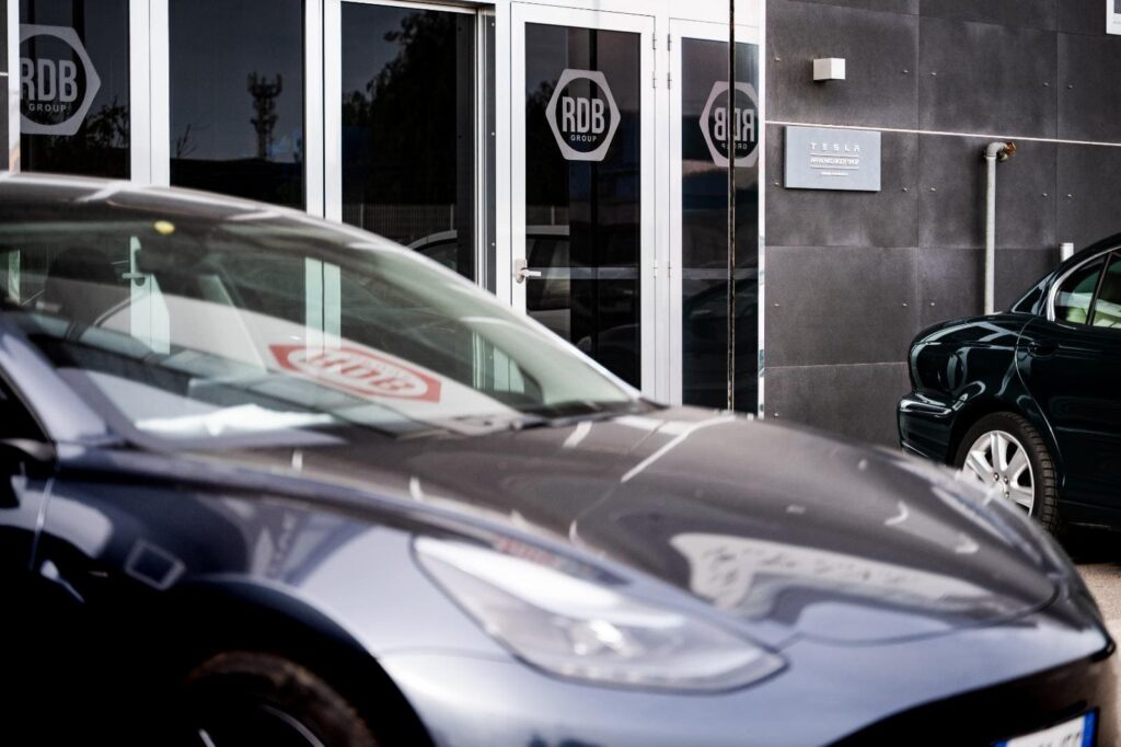 Tesla Approved Body Shop a Bari – RDB Car Service